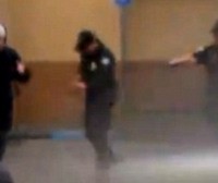 Βίντεο – Σοκ! Αστυνομικός πυροβολεί και σκοτώνει εν ψυχρώ άνδρα!