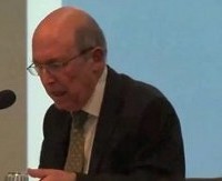 Το βίντεο της φραστικής επίθεσης στον Κ. Σημίτη – Τα άκουσε για Μαντέλη, Τσουκάτο και Τσοχατζόπουλο!