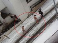 Δείτε το video με τους δύο ημίγυμνους νεαρούς που κάνουν …βόλτα στη χιονισμένη Κοζάνη!