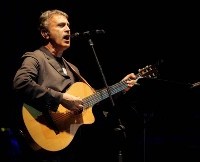 VIDEO: Γιαούρτωσαν τον Γιώργο Νταλάρα σε συναυλία!