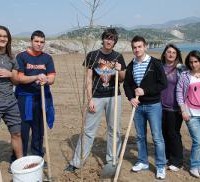 Δενδροφύτευση στη Λίμνη Πολυφύτου από τους μαθητές του Γυμνασίου / Λυκείου Σερβίων