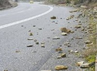 Παγίδες από κατολισθήσεις στο δρόμο Ρυμνίου – Καμβουνίων