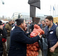 Απειλούν τους παραγωγούς να μην πωλούν απευθείας στους πολίτες φθηνά προϊόντα