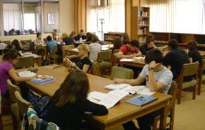 vivliothiki_kosmos_diavazei8758