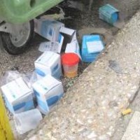 Επικίνδυνα ιατρικά απόβλητα έξω απο κάδο απορριμμάτων στην Πτολεμαΐδα!