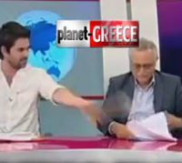 Τους πέταξε τα μνημόνια και τα βιβλία στα μούτρα! Βίντεο