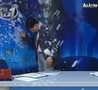 Γιαούρτωσαν παρουσιαστή επειδή κάλεσε υποψήφιο της Χρυσής Αυγής! Βίντεο…