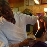 Ο κομμωτής που… καίει τα κουρέματα! Βίντεο…