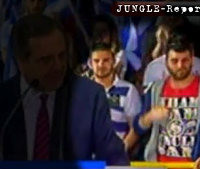 Που πας με κόκκινο μπλουζάκι σε ομιλία του Σαμαρά; Απίστευτο και όμως αληθινό!