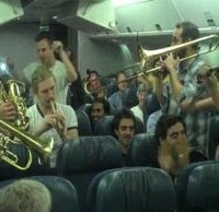 Αυτοσχέδια συναυλία σε αεροπλάνο από τσιγγάνικη ορχήστρα! Βίντεο…