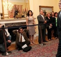 Οι δημοσιογράφοι υποδέχτηκαν καθιστοί στο πάτωμα τον Μιχαλολιάκο στο Προεδρικό! Βίντεο