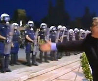 Τα «γαλλικά» Μιχαλολιάκου σε αστυνομικό των ΜΑΤ! Βίντεο…