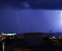 Δείτε τι γίνεται όταν κεραυνός χτυπάει στη θάλασσα!