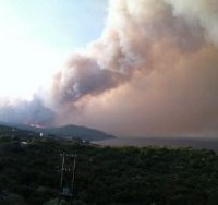 Διατάχθηκε η προληπτική εκκένωση της Ουρανούπολης – Απειλούνται σπίτια, εγκατέλειψαν την πόλη οι τουρίστες