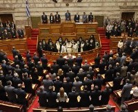 Το Σύνταγμα προστατεύει τους πολιτικούς και επιβαρύνει το Λαό…