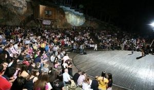 ypaithrio dimotiko theatro45