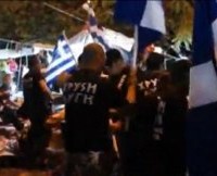 Ξεκίνησαν τα «τάγματα εφόδου» της Χρυσής Αυγής – Βουλευτές και μέλη της Χ.Α. σπάνε πάγκους αλλοδαπών μικροπωλητών