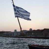Η μεγαλύτερη ελληνική σημαία κυματίζει στο λιμάνι της Θεσσαλονίκης!