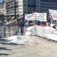 Στον… πάγο η Βουλή – Πρωτότυπη διαμαρτυρία από τους κατοίκους της Φλώρινας! Βίντεο