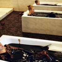 Βρώμικοι κροίσοι: Όταν οι πλούσιοι κάνουν -κυριολεκτικά- μπάνιο στο πετρέλαιο!