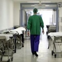 Άστεγοι εκλιπαρούν την εισαγωγή στα νοσοκομεία για ένα πιάτο φαΐ!