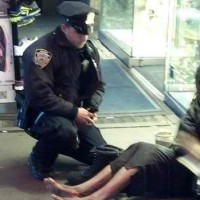 Ξυπόλητος στη Νέα Υόρκη – Η φωτογραφία που κάνει τον γύρο του κόσμου