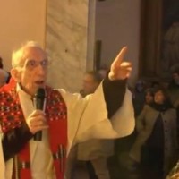 Bella Ciao dopo la Santa Messa: Τα κάλαντα των καθολικών!