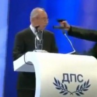 Απόπειρα δολοφονίας πολιτικού μπροστά στην κάμερα! Βίντεο