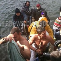 Καστοριά: Βούτηξαν στα παγωμένα νερά της λίμνης – Βίντεο