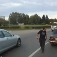 Ο Τιμωρός της ασφάλτου: Απρόσεκτοι οδηγοί του κλείνουν το δρόμο και τους τρακάρει! Βίντεο