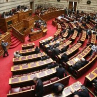 Εκτός περικοπών οι πολιτικοί! Κανείς δεν άγγιξε τις διπλές συντάξεις βουλευτών και δημάρχων