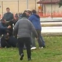 Γονείς πλακώθηκαν σε ποδοσφαιρικό αγώνα νέων στα Γιάννενα! Βίντεο