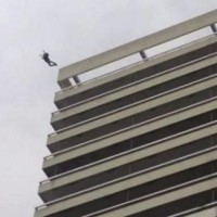 Πήδηξε στο κενό από τον 25ο όροφο του Πύργου Αθηνών! Βίντεο