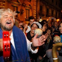 Μπέπε Γκρίλο, ο κωμικός που «έσκισε» στις ιταλικές εκλογές με το σύνθημα «είναι όλοι κλέφτες»!