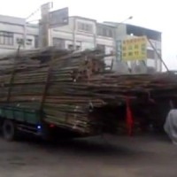 Τρελός οδηγός ξεφορτώνει το φορτηγό με τρόπο… μοναδικό! Βίντεο