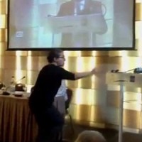 Αγρια αποδοκιμασία βουλευτών: «Κατέβα κάτω αν έχεις φιλότιμο, δεν ντρέπεσαι τσιράκι της Τρόικα;» Βίντεο