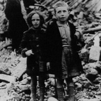 Σκοτώσαμε 130.000 Έλληνες αμάχους, στείλαμε 70.000 Έλληνες Εβραίους στα στρατόπεδα συγκέντρωσης, αλλά ο πρωθυπουργός σας φοβάται να ζητήσει τις αποζημιώσεις!