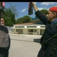 Είναι βαρύ το όπλο του τσολιά για το BBC! Βίντεο