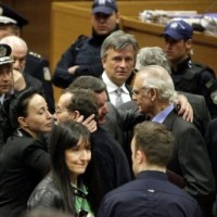 Με σόου του Ακη Τσοχατζόπουλου ξεκίνησε η δίκη – Αγκαλιές και φιλιά στη δικαστική αίθουσα με τους δικηγόρους του