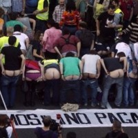 Η φωτογραφία που κάνει θραύση στο διαδίκτυο – Οι Ισπανοί δείχνουν τα οπίσθια τους στην Τρόικα