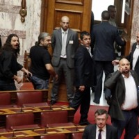 Τραγέλαφος στη Βουλή! Χρυσή Αυγή: Έλα να μας τα πεις έξω ρε! Βουλευτής ΝΔ: Αν έρθω, θα σας γ@@@@@! Βίντεο