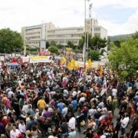 Χιλιάδες πολίτες μπροστά στην ΕΡΤ – Μεγάλη κινητοποίηση έξω από το Ραδιομέγαρο!