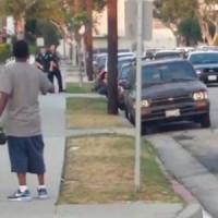 Παγκόσμιος σάλος: Αστυνομικοί πυροβολουν εξ’επαφής σκύλο που τρέχει για να σώσει το αφεντικό του! Βίντεο