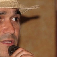 Δημήτρης «Μομπένγκο» Μουτζιάνις: Ένας σαμάνος από την Ικαρία που σώζει ζωές ναρκομανών σε όλο τον κόσμο