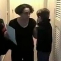 Φρικτά βασανιστήρια από μητέρα στο αγοράκι της! Σάλος στις ΗΠΑ από το βίντεο – Δείτε το