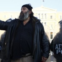Ξεκαρδιστική ατάκα Κρητικού αγρότη σε άνδρα των ΜΑΤ: «Αμα βγάλεις το ψεκαστήρι επαέ θα σε τελειώσω!» – Βίντεο
