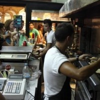 Οι Ελληνες συνεχίζουν να επενδύουν σε καφετέριες, σουβλατζίδικα και κομμωτήρια