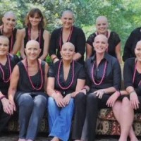 «Ολα για την αγάπη»: 11 φίλες καρκινοπαθούς ξύρισαν τα κεφάλια τους για να της συμπαρασταθούν – Βίντεο