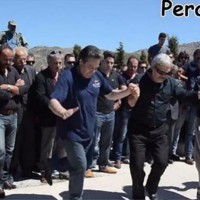 Συγκλονιστικό βίντεο: Κρητικοί χορεύουν πάνω από το φέρετρo για να αποχαιρετίσουν συντοπίτη τους