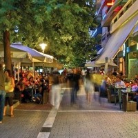 Αυτή είναι η ελληνική πόλη με τις 1674 καφετέριες και σουβλατζίδικα!